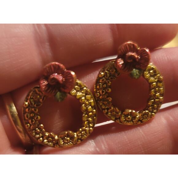 Vtg Gold tone earrings with roses - Picture 3 of 8
